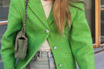 Οι fashionistas έχουν εμμονή με αυτό το πράσινο blazer - Είναι παντού στο Instagram
