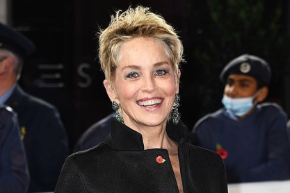 H Sharon Stone φόρεσε coat dress στο κόκκινο χαλί και μας χάρισε ένα slow-mo video ομορφιάς και coolness