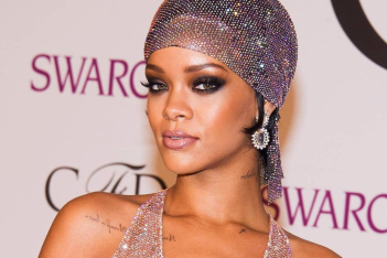 Η Rihanna επέλεξε το πιο ανατρεπτικό χρώμα eyeliner για το cat eye look της