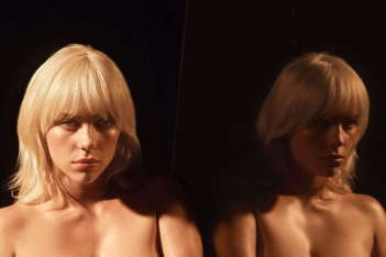 H Billie Eilish λανσάρει το νέο της άρωμα με μια υπέροχη topless φωτογράφιση