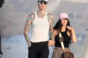 H Megan Fox και ο MGK ζουν τον γραφικό έρωτά τους στη Σαντορίνη 