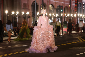 Gucci Love Parade: Μοντέλα και stars έγιναν ένα και περπάτησαν στο Walk of Fame