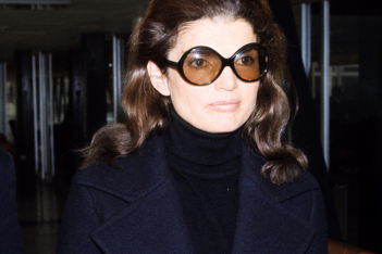 Η διαχρονική ρουτίνα ομορφιάς της Jackie Onassis 
