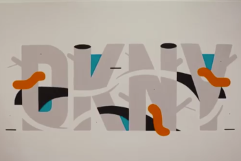 Φαντασμαγορικό fashion event του εμβληματικού νεοϋορκέζικου brand DKNY, που  ανανεώνεται και επανατοποθετείται
