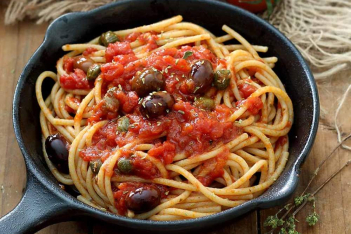 Σπαγγέτι αλά πουτανέσκα: Ένα από τα πιο διάσημα και διαδεδομένα ιταλικά φαγητά