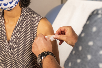 Εμβόλιο για τον HPV περιορίζει κατά 90% την εμφάνιση καρκίνου της μήτρας