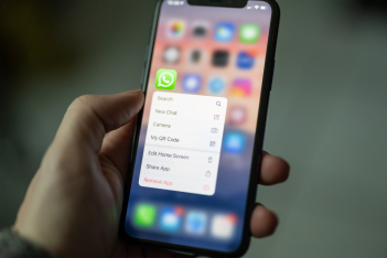 H Apple μπορεί να διαβάσει κρυφά τι στέλνετε στο WhatsApp - Πώς θα το σταματήσετε