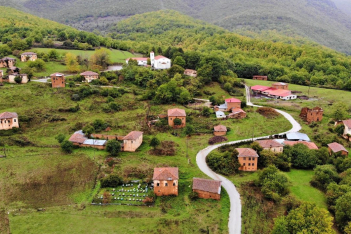 Γάβρος Καστοριάς: Το ερειπωμένο χωριό με το κινηματογραφικό σκηνικό