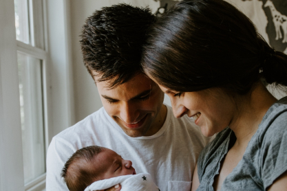 Οι 3 φράσεις που πρέπει να σταματήσουμε να λέμε στους νέους γονείς