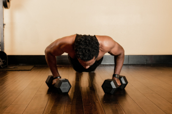 Ο «νονός του bodybuilding» δίνει το push up hack που θα σε βοηθήσει να χτίσεις μυϊκή μάζα 