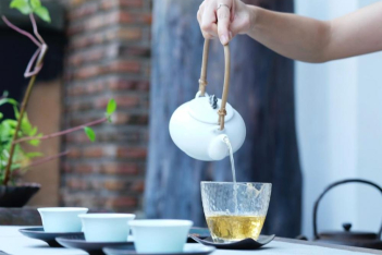 Από καύση λίπους μέχρι καλύτερη υγεία δοντιών: Να τι θα συμβεί αν πίνετε κάθε μέρα πράσινο τσάι 