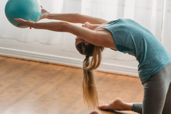 Η Yoga & Pilates Teacher Ιωάννα Κολιακουδάκη μας δείχνει ασκήσεις Pilates με μικρή μπάλα για γυμναστική στο σπίτι