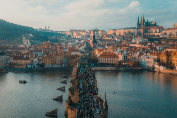 Από την Πράγα μέχρι το Λονδίνο: 5 εντυπωσιακά θέατρα στην Ευρώπη που κάθε θεατρόφιλος θα λατρέψει