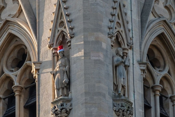 It's a Christmas Miracle: Τα μυστηριώδη καπέλα που εμφανίστηκαν στα αγάλματα του πανεπιστημίου του Cambridge