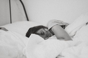 Η απλή τακτική για να ξυπνάτε πιο εύκολα κάθε πρωί