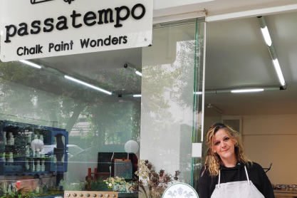 Τα παλιά έπιπλα σαν καινούργια - Ένα μαγαζί στο Π. Φάληρο τους δίνει νέα ζωή με χρώματα κιμωλίας