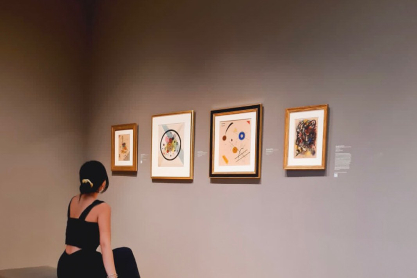 Wassily Kandinsky: Ο «πατέρας» της αφηρημένης τέχνης που άκουγε μουσική όταν έβλεπε χρώματα