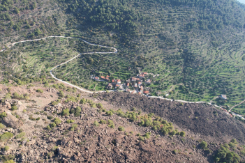 Καμμένη Χώρα Μεθάνων: Το χωριό που είναι χτισμένο δίπλα στον κρατήρα του ηφαιστείου
