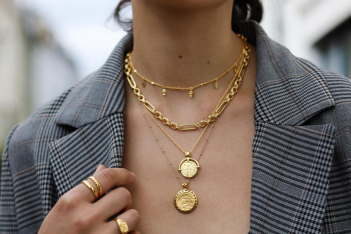 Αλυσίδες, ρολόγια, triple hoops: 8 τάσεις στα κοσμήματα που πρέπει να ξέρετε