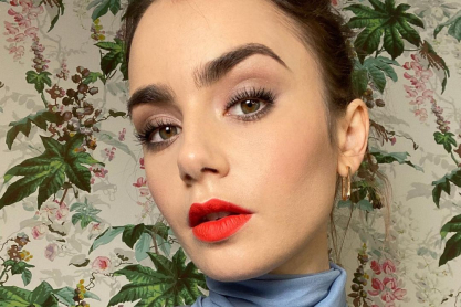 H Lily Collins, η πρωταγωνίστρια του Emily in Paris, μας δείχνει για πρώτη φορά όλα τα μυστικά του μακιγιάζ της