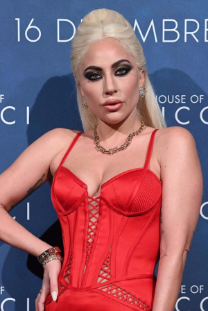 H Lady Gaga έκανε curtain bangs, την απόλυτη τάση της σεζόν 