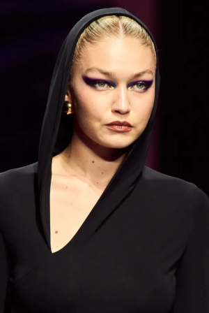 Versace S/S 2023: Ποτέ άλλοτε το eyeliner δεν ήταν τόσο δραματικό