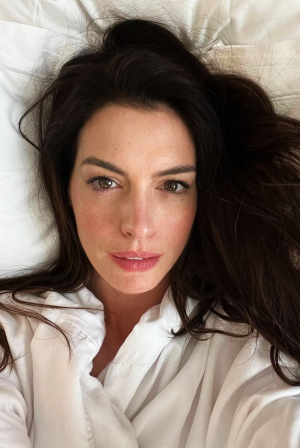 Η Anne Hathaway δείχνει πώς γίνεται η πρωινή selfie στο κρεβάτι. Και χωρίς μακιγιάζ