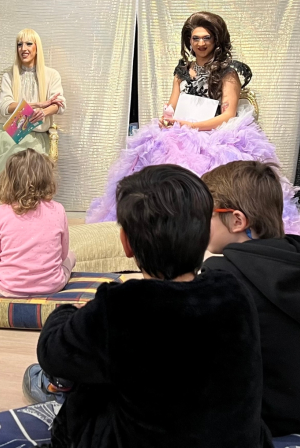 Fairy Days: Ακούσαμε παραμύθια από drag queens, και μπορούμε να το εξηγήσουμε στα παιδιά σας