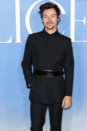 Ο Χάρι Στάιλς με τσάντα από τη συλλογή Métiers d’art 2026 της Chanel, απέδειξε πως είναι το απόλυτο fashion icon