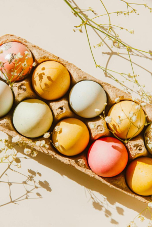 Έχεις δοκιμάσει να βάψεις τα πασχαλινά αυγά με σαντιγί; Να πώς θα το κάνεις