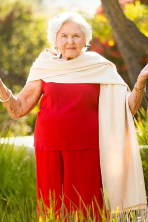 Είναι 102 ετών και δουλεύει 3 φορές την εβδομάδα - Το μυστικό της για ευτυχισμένη ζωή και επιτυχημένη καριέρα