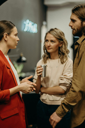 Άνθρωποι μιλούν