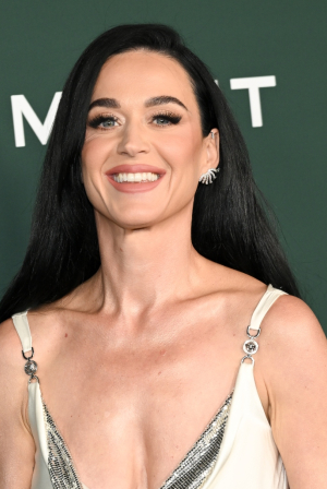 Κέιτι Πέρι: Αντί για κέρμα, έριξε… πιστωτική στη Φοντάνα ντι Τρέβι και έγινε viral