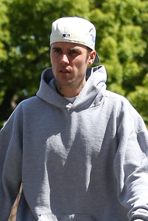 Η στιγμή που ο Τζάστιν Μπίμπερ πετάει μπουκάλι στους παπαράτσι