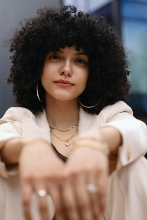 Γυναίκα σκέφτεται