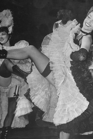 Χορεύτριες Κανκάν στην παράσταση "Merry Widow" του Broadway, 1943