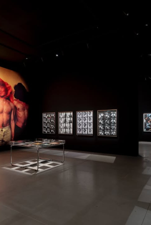 «David Bailey’s Changing Fashion»: Η επίδραση του Davin Bailey στη βιομηχανία της μόδας και τα εμβληματικά καρέ του σε μία έκθεση