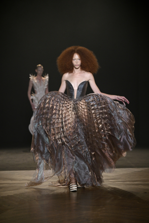 Το έργο της Iris van Herpen παρουσιάζεται σε μία νέα έκθεση, όπου η μόδα συναντά την τέχνη και την επιστήμη