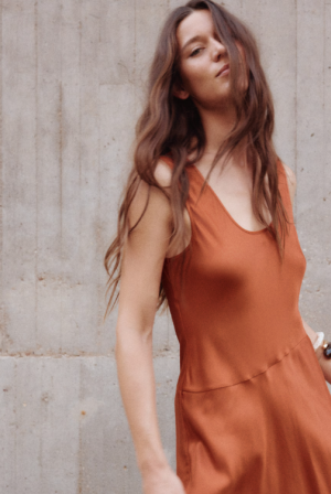 Το σατέν μίνι φόρεμα από τα H&M που θα «λιώσεις» στις διακοπές – Κοστίζει λιγότερο από 30 ευρώ, είναι chic και στιλάτο