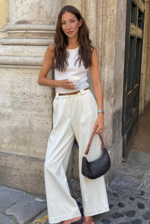 Το κλασικό tank top αλλά με twist: Πώς να φορέσεις το άνετο κομμάτι του καλοκαιριού με πιο στιλάτο τρόπο
