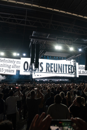 Oasis: Θριαμβευτική επανένωση στο Κάρντιφ μετά από 15 χρόνια