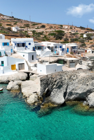 Ξέχνα το Σαρακίνικο - 5 παραλίες των Κυκλάδων βγαλμένες από άλλο πλανήτη
