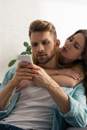 «Grim keeping»: Η νέα dating τάση που ενώνει τους ανθρώπους μέσα από… όσα μισούν