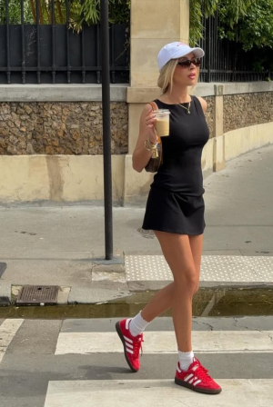 Τα κόκκινα sneakers είναι τα νέα «λευκά» και θα τα βλέπουμε παντού – 5 για να διαλέξεις
