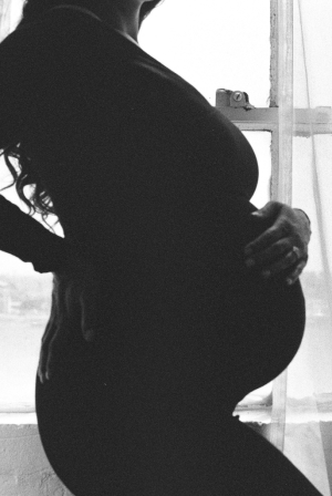 Τι είναι η παροδική οστεοπόρωση κύησης, που εμφάνισε η Νεσχάν Μουλαζίμ; Ειδικός απαντά στις ερωτήσεις μας