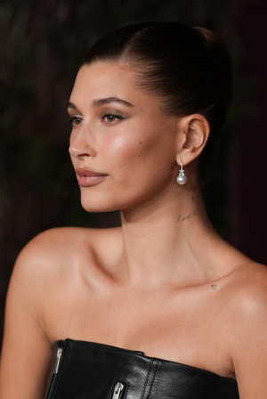 H Χέιλι Μπίμπερ με total leather είναι η επιτομή του sexiness – Πώς θα αντιγράψεις το look της