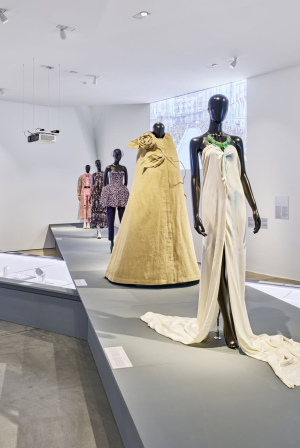 «Catwalk: The Art of the Fashion Show»: Η ιστορία των επιδείξεων μόδας και η μαγεία που κρύβουν πίσω τους