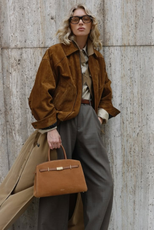 Αυτό είναι το χρώμα - τάση στα παπούτσια που θα απογειώσει το απλό blue jean σου - Δεν είναι το μπορντό, ούτε το μαύρο