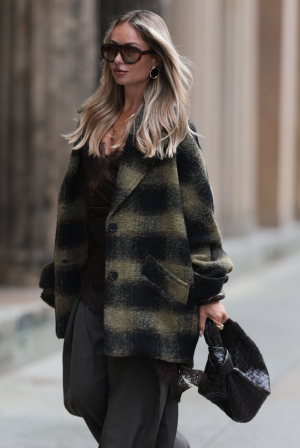 Το olive green επιστρέφει και γίνεται το νέο μαύρο: 5 + 2 συνδυασμοί με το πιο κομψό χρώμα της σεζόν