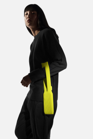 Από το χαρακτηριστικό μαύρο ζιβάγκο του Στιβ Τζομπς σε ένα εναλλακτικό IPhone Pocket - Η νέα viral κυκλοφορία της Apple και της Issey Miyake 